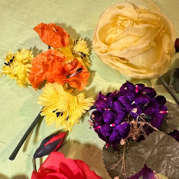 LOT of 9 Vintage Silk Millinery Flower Pins - in Christian Dior Box - Picture 3 of 15